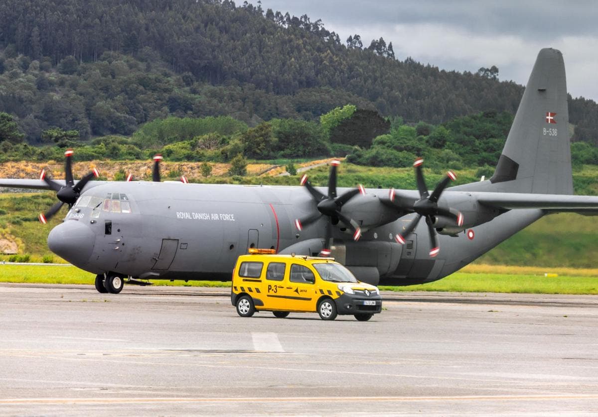 Uno De Los Aviones Militares Más Grandes Del Mundo Aterriza En Loiu ...